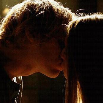 Wanna Hook up?//Hay mucho dolor..¿Sabes..? Mucho dolor. //Si escuchas a alguien silbar Kill Bill. Corre. //I'm the Darkness.//Violet.//Brujita.
