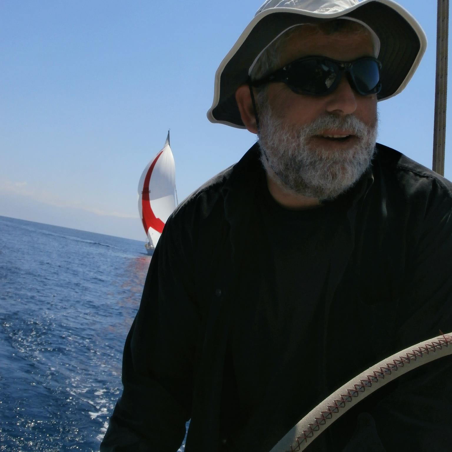 Δικηγόρος Καβάλας, Ιστιοπλόος, πολυπράγμων, καταπιάνεται με πολλά, όχι πάντα με επιτυχία. Πάντως προσπαθεί και δηλώνει  πάντα έτοιμος να ξαναπροσπαθήσει.