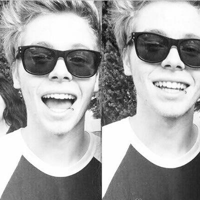 abstarbella's profile picture. || 5sos || Luke hemmings || equestrian || the fandom has no exit door ||