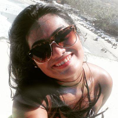 Sou uma entre muitas, sofro, faço festa, canto, rejuvenesço, revivo todos os sentimentos em apenas uma música... sou uma bailarina.
