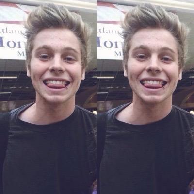 follow @discoveringAsh because i just gave you a free follow