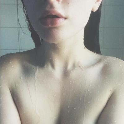 I don't care if it hurts, I want to have control. I want the perfect body, I want the perfect soul. 18 : 5ft4 : 100 llbs