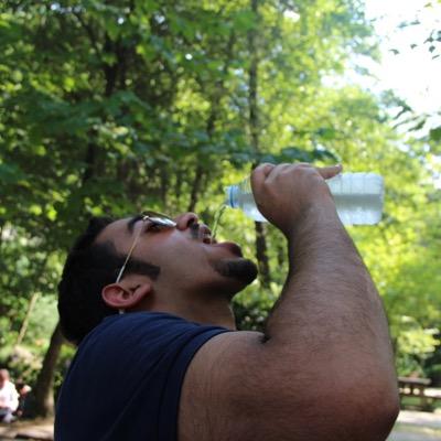الصـمت بحر مليء بالأسرار .. يغني عن مئات الگلمآتْ .. ليسَ للصِمت ابجدية تخصِھ بل هيَ لغِة ، لٱ يتگلم بها .. الا من ذآقْ متاعبَ آلدنيآ.