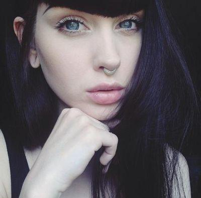 Una chica joven de 16 años . Vengo a gritar todo lo que me tortura en mente . Los cortes forman parte de mi .