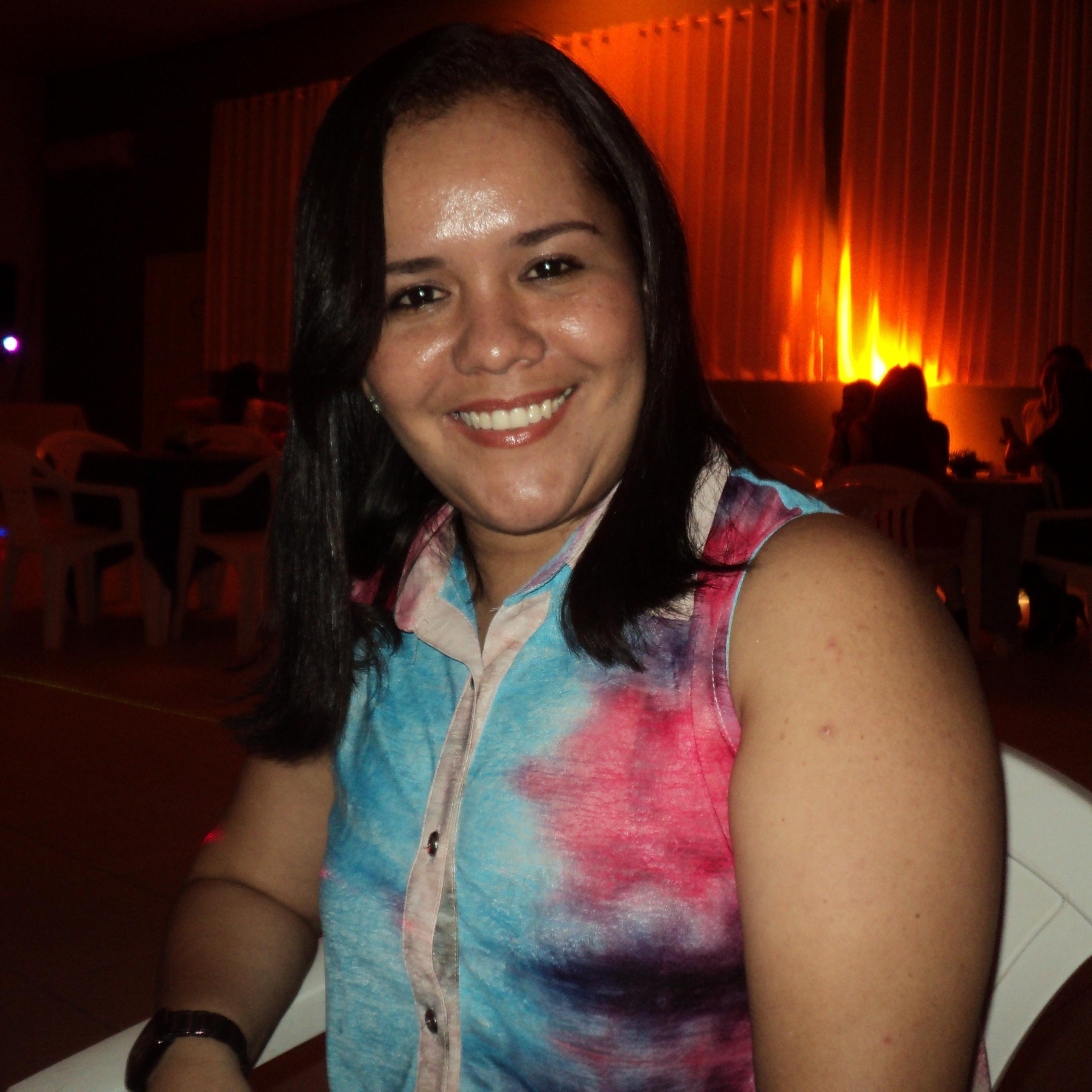 Evangélica, casada, lider de célula e apaixonada por Jesus, formada em Serviço Social e professora na Unip.
