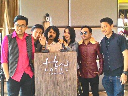 Band from PADANG/INDONESIA|@raraamutiara @yogi_victraz @raka_victraz @boby_victraz @adalz_victraz @idint_victraz | Genre : Pop | cp : 085274151610  085669023848