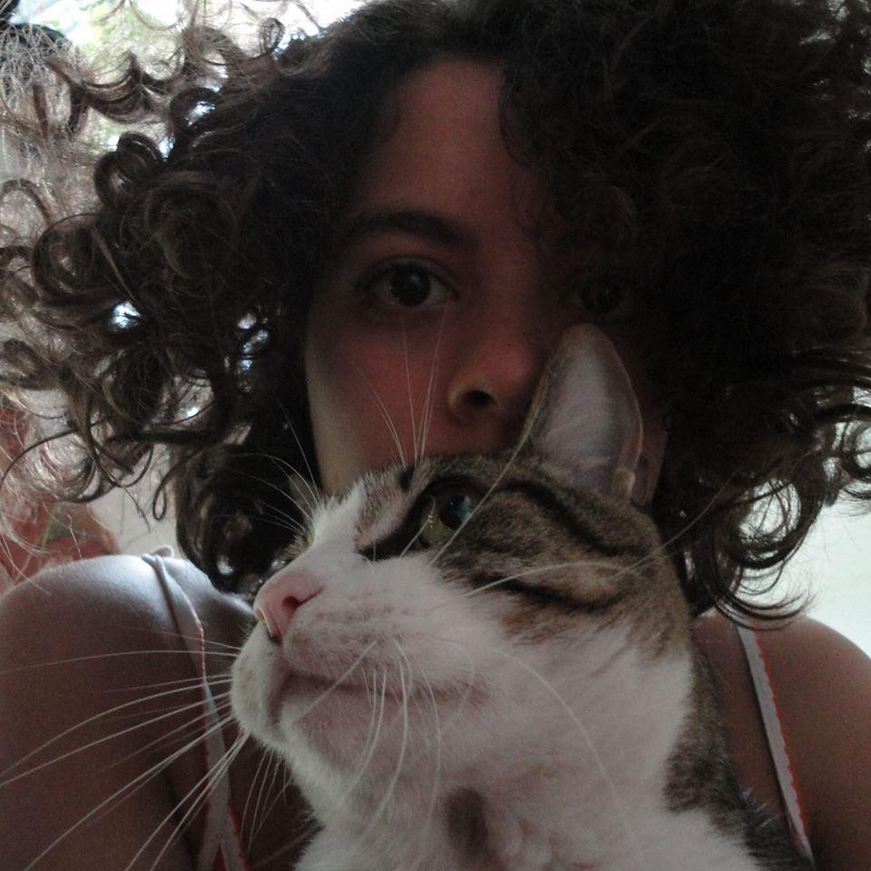 Meu nome é Lupi e sou fofa demais pra você não gostar de mim, mas eu mordo.