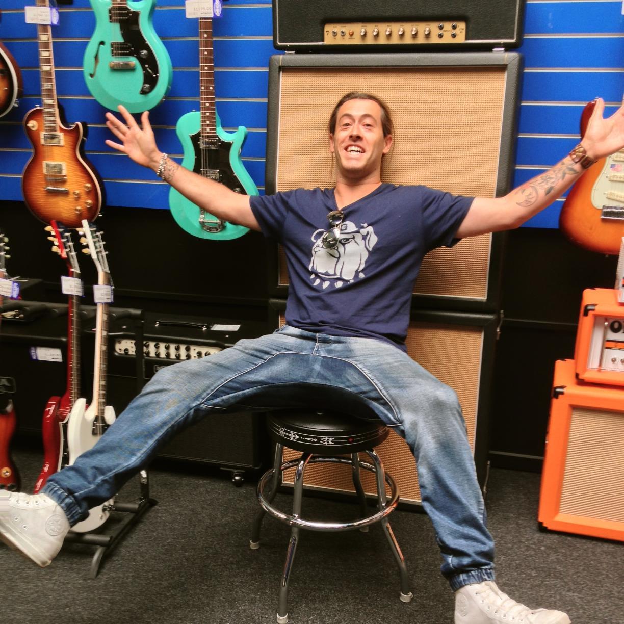 foxfloguitar's profile picture. Fox Flo; musicien, guitariste, autodidacte Français née le 17 Février 1984 à Saint-Etienne (Loire).
Vivant pour la musique dans les villes de Lyon, Bayonne, Ant