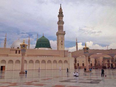 قلبٌ عسى الله أن يثبته في زمنٍ يضجّ بالفتنِ *