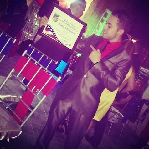 19 años , cantante en la agrupación @RumbosOficial próximamente bilingue y estudiante universitario ..!!