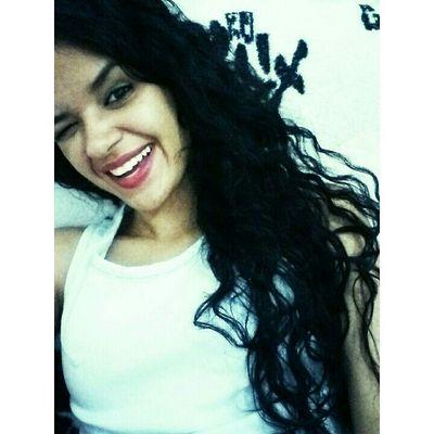 Eu falo com Deus, eu vivo pra Deus, não importa se os outros irão me julgar, eu busco a Deus, eu canto pra Deus, se isso é loucura ,então, eu sou louca.