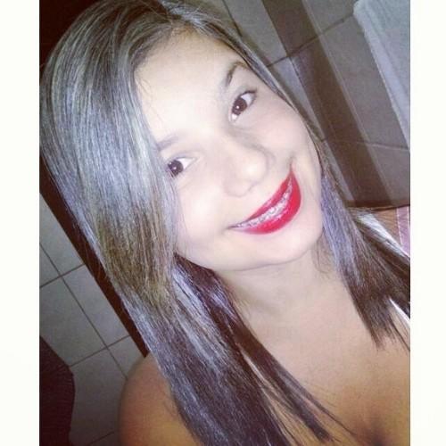 Gosto de fazer as pessoas sorrirem, sou impaciente e muito ciumenta! Acredito em segundas chances, aprendi que diante do amor verdadeiro não há porque desistir!
