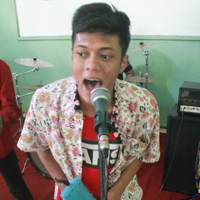 Teman bisa membuatmu tertawa, sahabat bisa membuatmu bergembira, namun yang tulus mencintailah yang mampu membuatmu hidup.