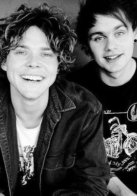 ♥ I love you one direction  and 5⃣sos ♥ 2⃣ my favorite group  9⃣ wonderful people whom I so love and I will love them forever ♥