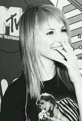 Una torta parawhore, callejera y loca. Perdi mi otra cuenta de Twitter t.t Enamorada de mi guitarra y soñadora. El mundo es un asco ♡Nicole te amo♡