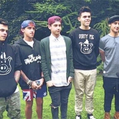 free follow. retweet the tweet for a dm to 5/5,nash grier and cody simpson,2/5 1D, 3/4 5SOS and jack g