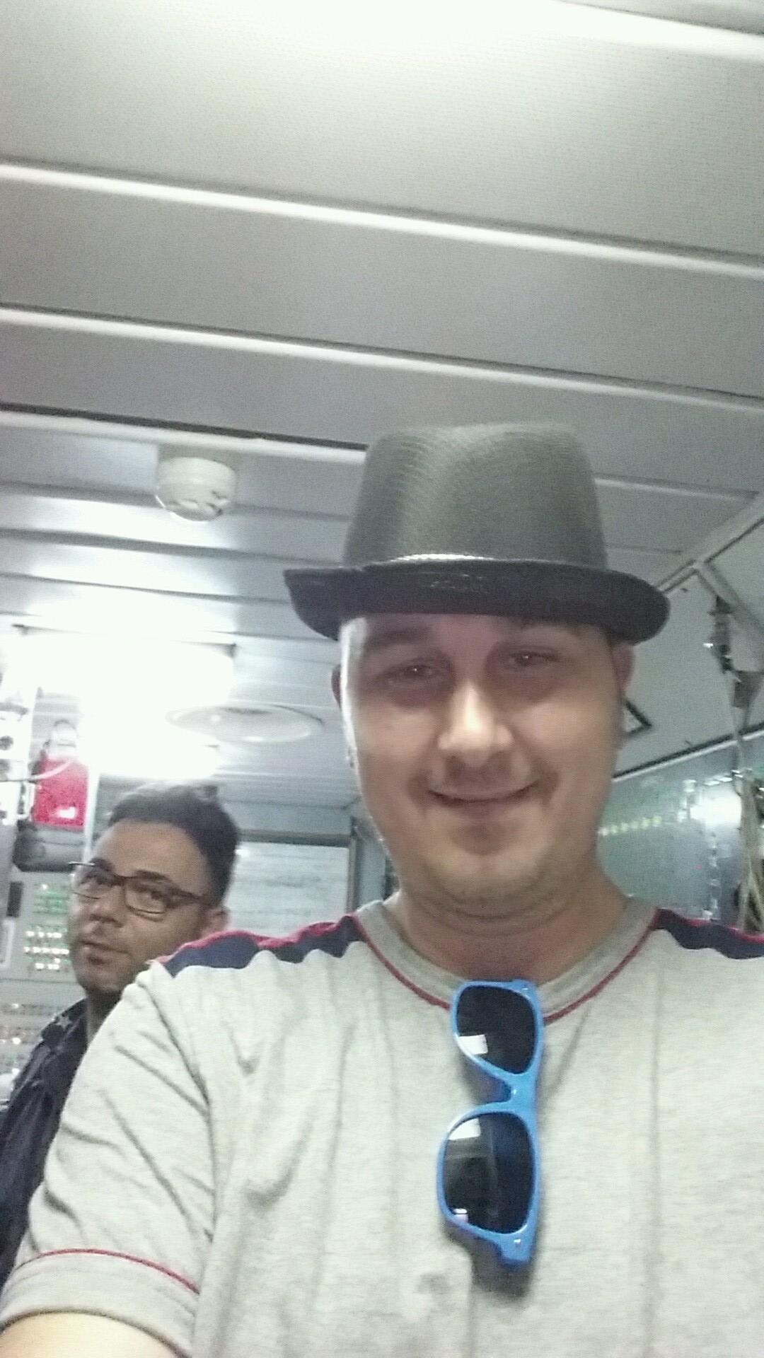 sposato con una bellissima moglie da cui ho avuto due figli in attesa di lavoro qua e là su navi della marina militare. tifo per il taranto e amo la mia città c