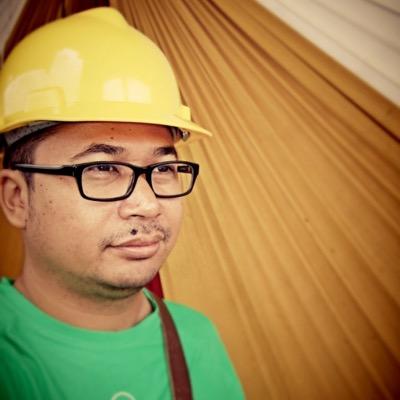 bijaksana, baik tutur katanya, kaya, ganteng, terpelajar, sopan, rajin menabung dan berdoa.... itu semua.. bukan saya
