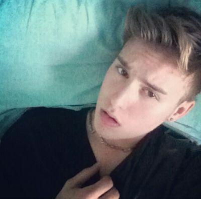 ALPEREN |17| İSTANBUL | BOYSELENATOR | BOYSMILER |ǝɹǝɥ uı sǝɥɔʇıq ssɐ ǝʞɐɟ|  Büş'ün tipsizi .-.