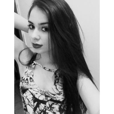 Por fora uma garota do sorriso impecável, por dentro uma garota dos sentimentos embaraçados...