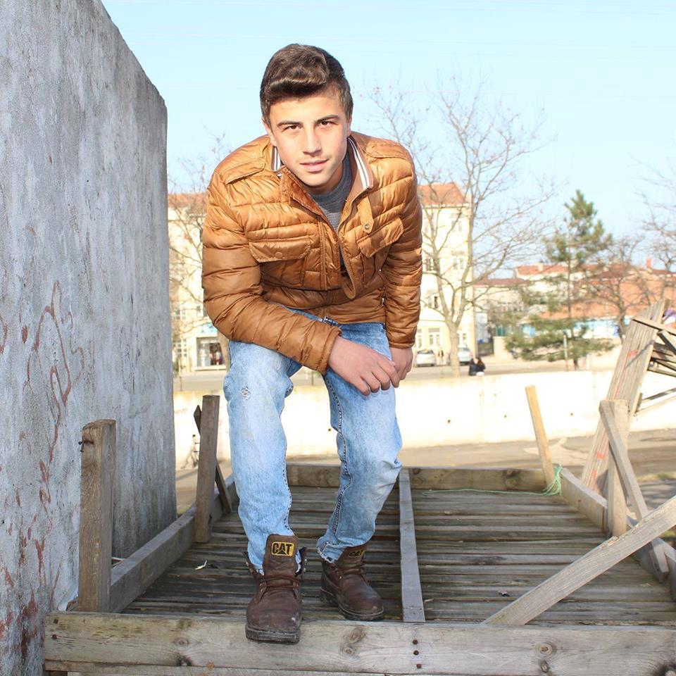 Güzeli güzel yapan edeptir,edep ise güzeli sevmeye sebeptir ...