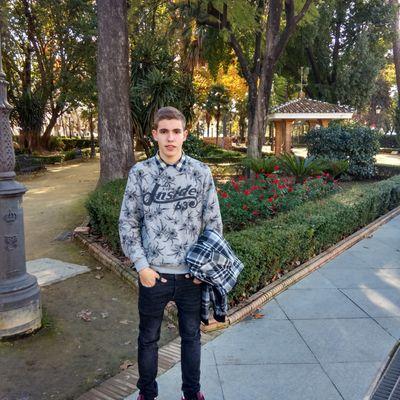 15.Vengo de donde los sueños se compran de donde la mentira gana a las verdades, de donde la alegria llega y muere joven y el pan de cada dia es apartar rivales