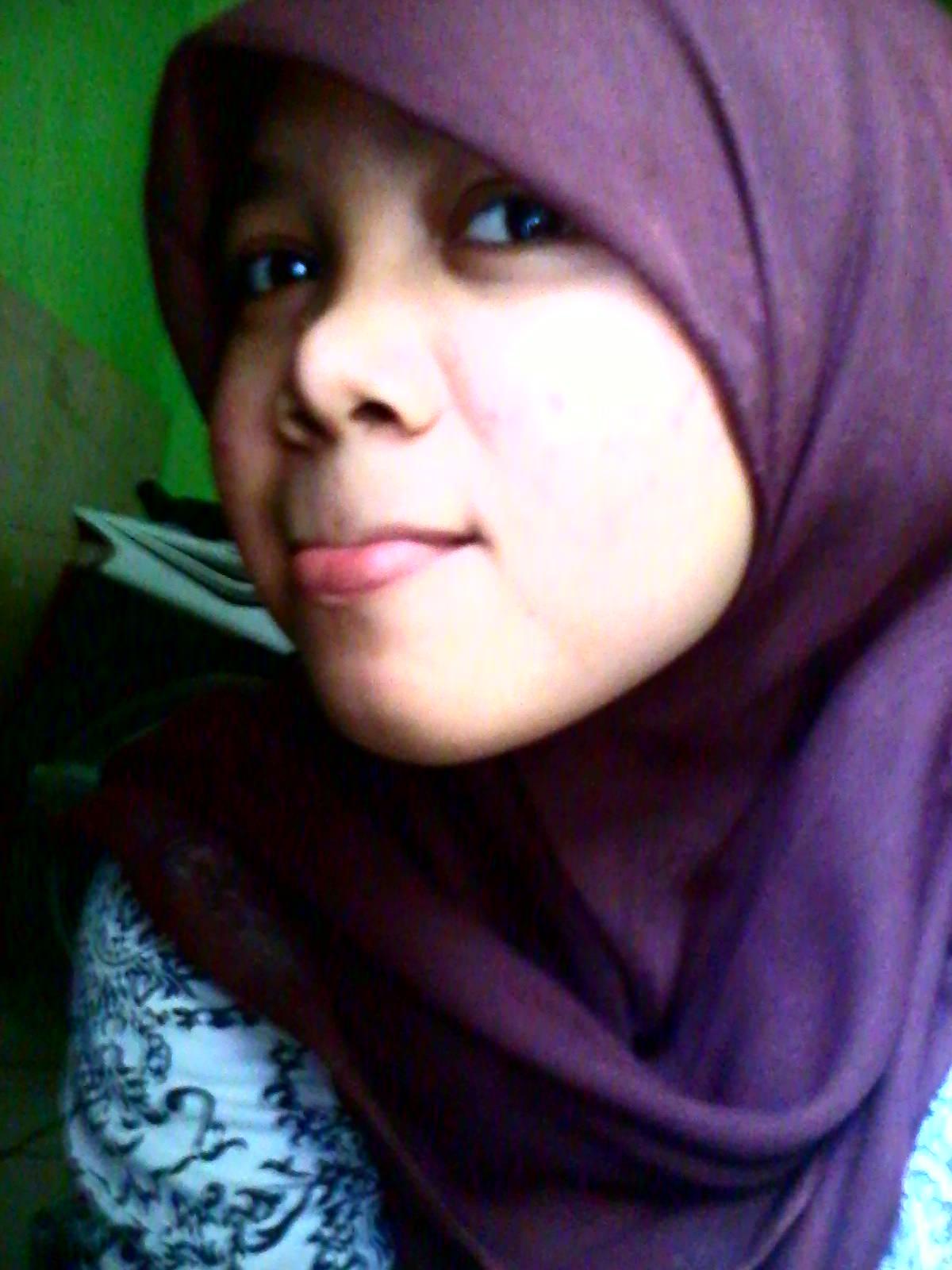 wanita yang menutupi aurat nya (: