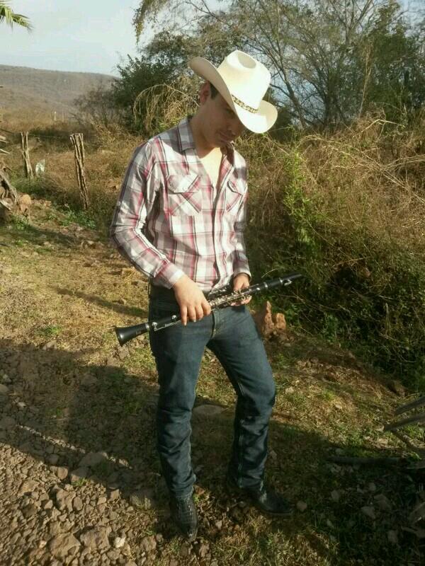 LADRONAS_RNV's profile picture. CLUB DE FANS DEDICADO A @ALFONSO_RNV CLARINETISTA DE @B_RENOVACION ASI TENIA QUE SER