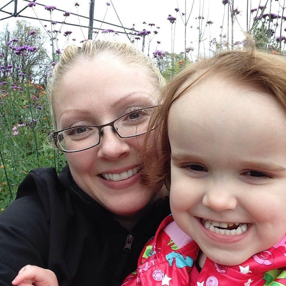 lisanield2002's profile picture. 