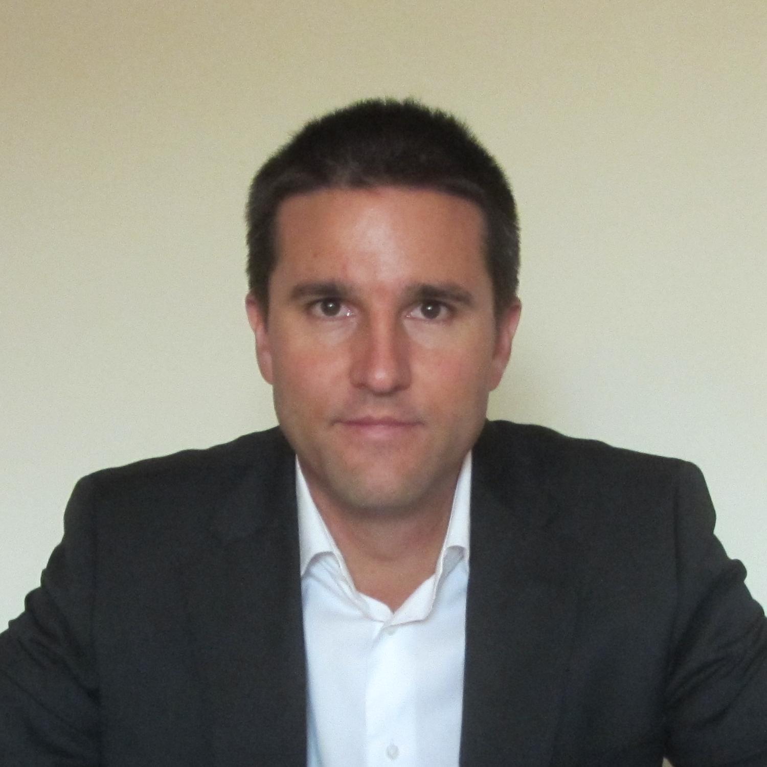 Abogado, empleado de banca y delegado de UPyD Torremolinos, vamos que trabajando para implantar justicia, conceder créditos y solucionar los problemas locales.