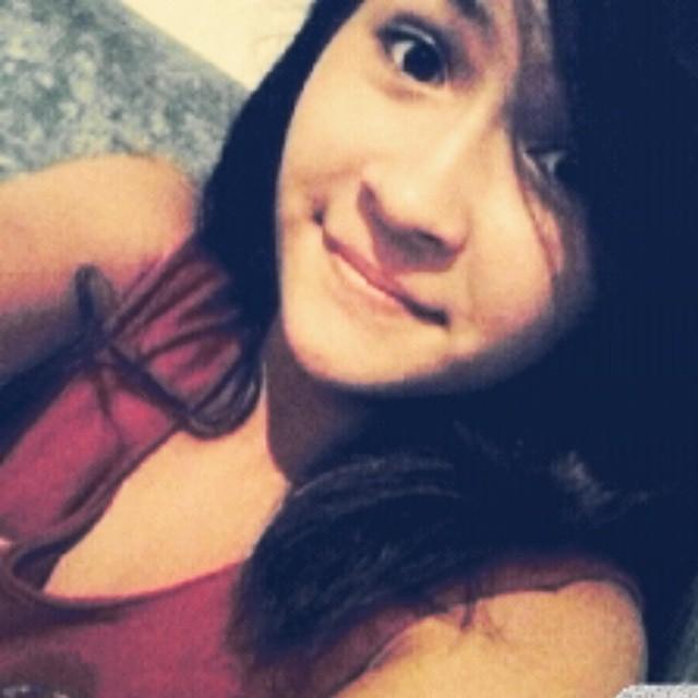 Ela é de fase,toda bipolar.Cheia de marra,durona por fora e coração mole por dentro.Toda inocente,toda estressada e toda apaixonada.
