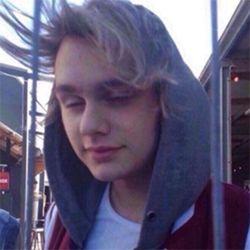 follow @hungryformgc bc she give you this free follow.