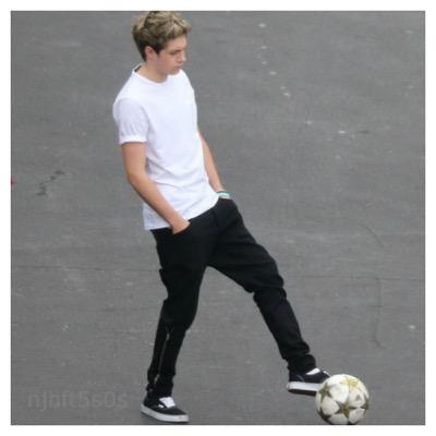 follow @flawlessniaII thanks babe