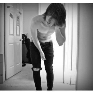 bzhsbsnba's profile picture. emo-20-single