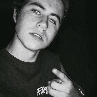 Follow @WHATACASHEW or I unfollow