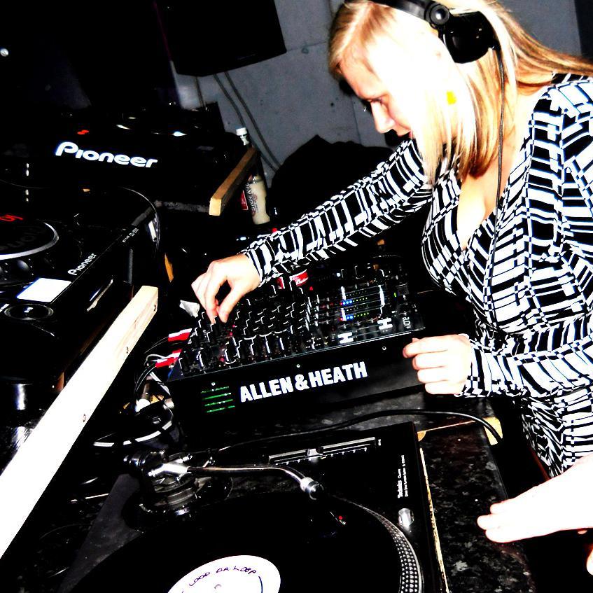 The 1st lady of Future Jungle Techno. Oldskool Raver, Clubber, Vocalist, DJ, Label Owner, Event Promoter & Producer https://t.co/1uC7VkYnIY | https://t.co/IwQ9rYTLQp