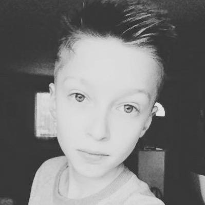 Venez me follow, j'raconte ma vie, j'suis drôle, et j'kiff mes abonnés