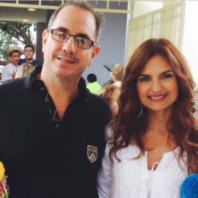 Mamá, esposa, hermana, hija, amiga, publicista, ser humano, admiradora de la vida (especialmente del teatro), agradecida con Dios por estar aqui.
