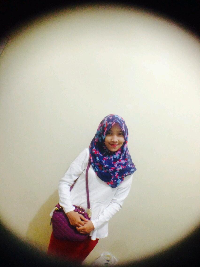 ishmaAkmal_'s profile picture. Try to always belived but would never expect |noisy n moody| MANAJEMEN13