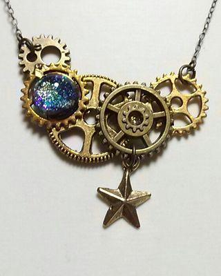 その時の気分で思いついた物を思いつくまま作ってます！テーマは「私が好きなもの全て」といった感じです！#EVERYTHING
という屋号でたまにデザフェスなどに出店させて頂いてます！
リプやいいね！には喜んで反応するのでぜひお気軽に話しかけてやって下さい(*^▽^)/★*☆♪