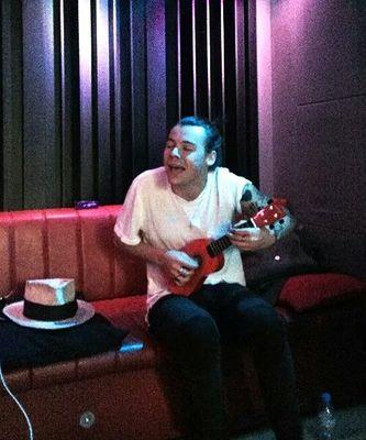 Waking up, beside you I’m a loaded gun,
I can’t contain this anymore.
I’m all yours, I’ve got no control, no contro-o-ol.