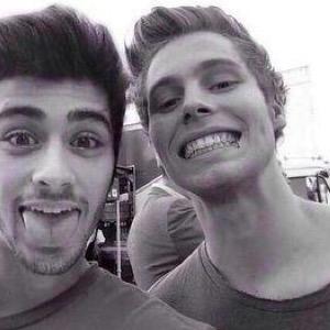 FOLLOW @phansgap_ AND @Calums_Vegemite PLEASE AND THEY'LL FOLLOW YOU BACK 100%
