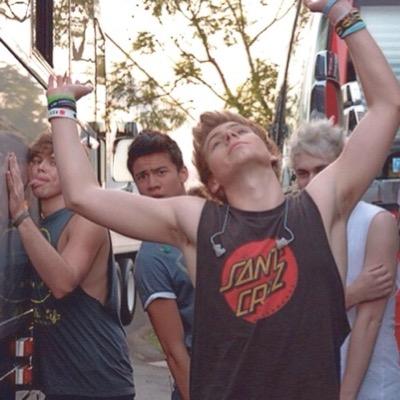 5sos, pancakes, pizza, and dance are pretty much all i need in life✌️