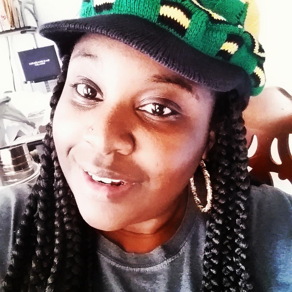 #OneLove❤ #Irie #BunnyLow #Weirdo I'm just a regular girl that tweet regular shit! Be blessed people!