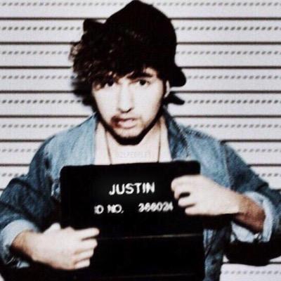 follow @CASHEWSlDES she gave you a free follow ao it would be pretty rad if you could follow her tbh ✨