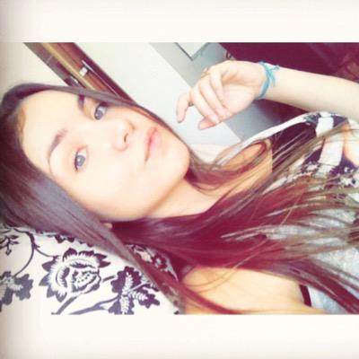 '' Faça o que te faz feliz. Esteja com quem te faz sorrir. Ria tanto quanto você respira. ''