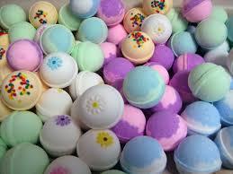 Hi i am Leina and i make home made bombs for all occasions  feel free to mail me for events. Can do eedding favours, party bags and gift sets x