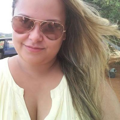 Mineira, 23 anos, estudante de Engenharia Química, amo viagens, festas, sou a mãe do Bob e a preta do meu preto ♡ 
Instagram: mayaraatorres
Snap: mayaraa.torres
