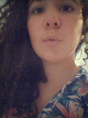 Hi! Serva mi, Servado te. Directioner 100%. Curly hair is the best. Today, I know who love me, thanks mommy.