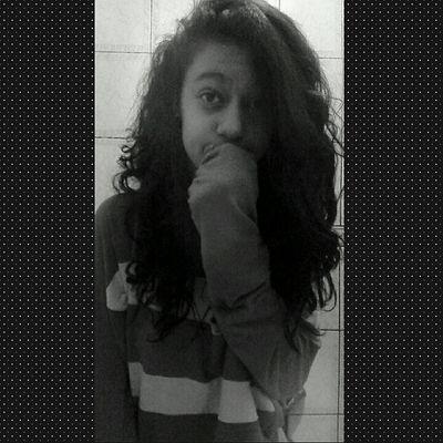 * Ateia 
* Bixessual
* 15 anos  
* Namorando